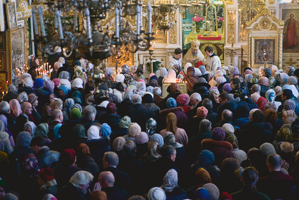 Тысячи верующих приняли участие в молитвенных торжествах в честь памяти святителя Николая