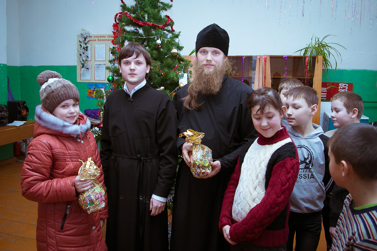 Дети с. Ново-Михайловка Альметьевского района получили подарки от епархии (фото)
