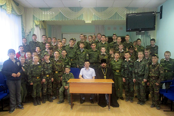 Священник Камского Устья посетил Кадетскую школу