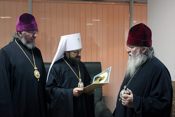Орден святого Даниила Московского вручен митрополиту Иринею в аэропорту Днепропетровска