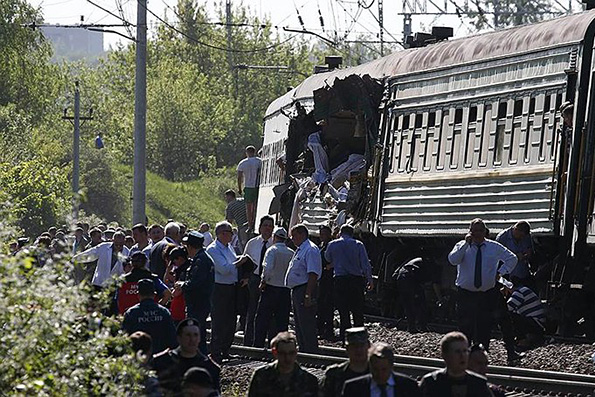 Священнослужители помогают пострадавшим в трагедии на железной дороге в Подмосковье