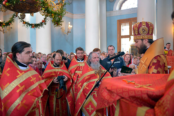 Митрополит Иларион возложил докторский крест на священника Казанской епархии