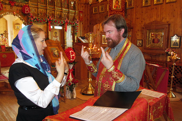 Священники изучат русский жестовый язык для помощи глухим и слабослышащим людям