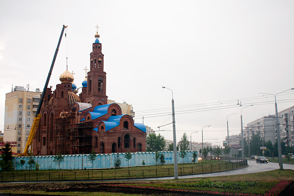 Храм Александра Невского увенчался куполами