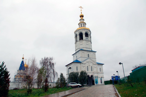 Надвратная колокольня с церковью Михаила Архангела