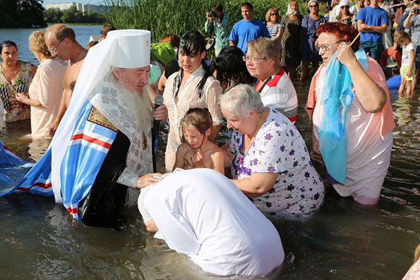 Массовое крещение совершено на реке Свияга