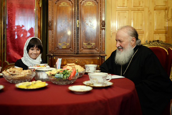 В Псково-Печерском монастыре Святейший Патриарх Кирилл встретился с Милой и ее семьей