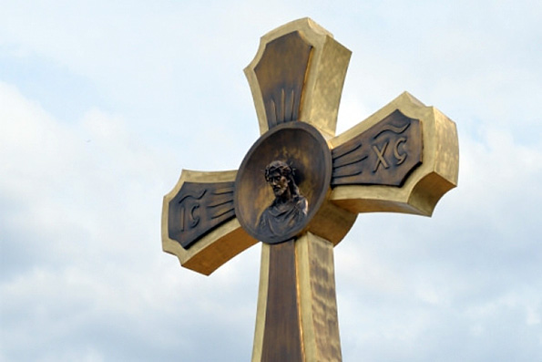 Освящен поклонный крест у «Города Ангелов»