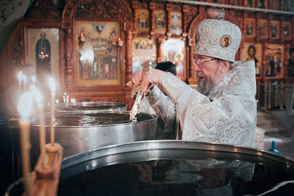 В Крещенский сочельник глава митрополии совершил богослужение в Петропавловском соборе