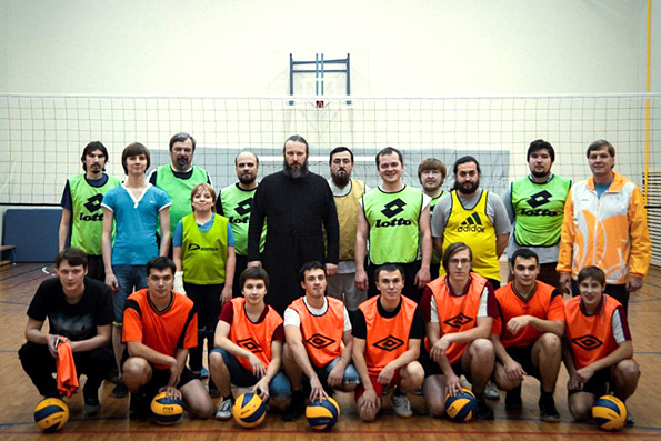 В Казани состоялся товарищеский матч по волейболу между командой семинаристов и командой священнослужителей