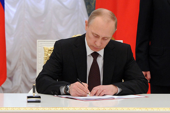 Путин подписал закон о запрете признания текстов священных книг экстремистскими