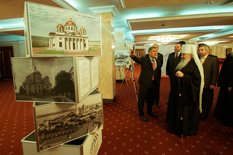 Рустам Минниханов на фотовыставке, посвященной жизни Православия в Татарстане