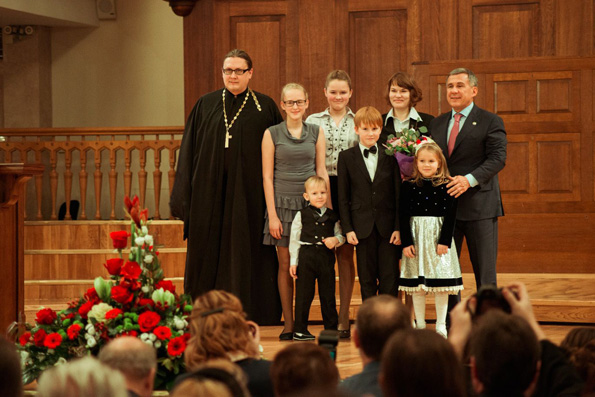 Президент Татарстана наградил жену священника медалью материнской славы