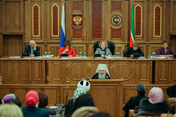 Митрополит Феофан выступил на состоявшемся в Государственном Совете Татарстана круглом столе, посвященном семейным ценностям