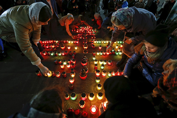 Крест из 224 свечей выложили у главного храма Москвы верующие в день траура