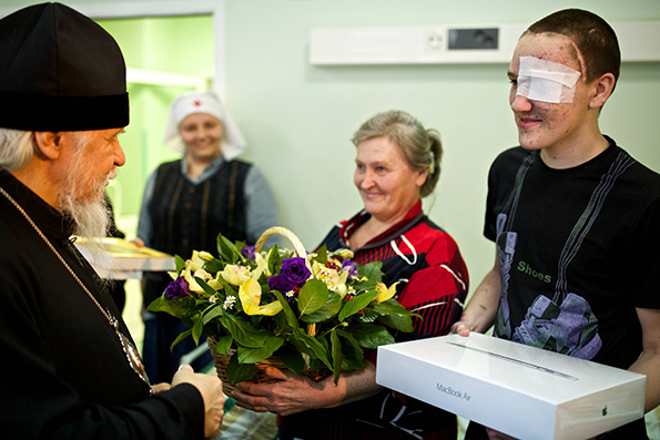 Дети, ставшие жертвами украинского конфликта, получили подарки от Патриарха Кирилла