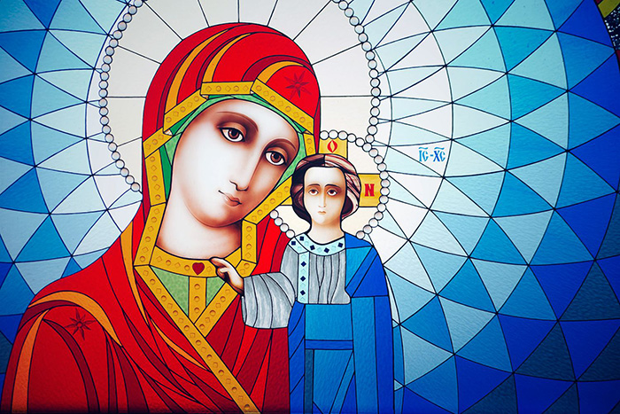 Витражное изображение Казанской иконы Божией Матери