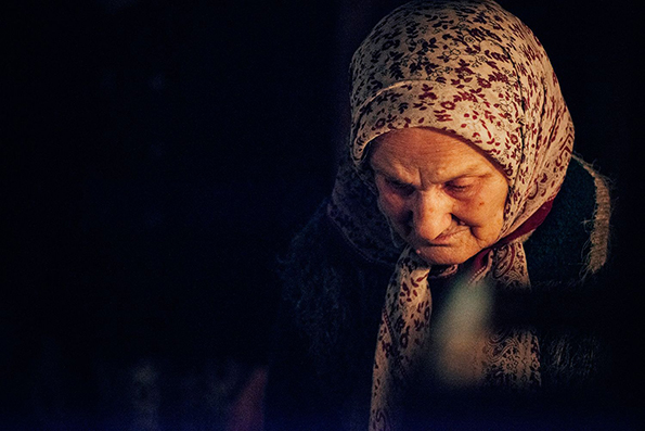 Бабушка в храме. Молитва