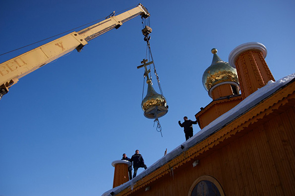 На храм святителя Тихона Московского установили новые купола