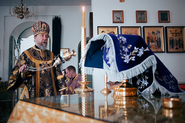 Митрополит Анастасий совершил Литургию Преждеосвященных даров в храме Серафима Саровского