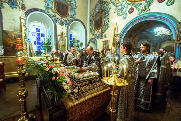 Митрополит Анастасий совершил утреню с чином Погребения Плащаницы в Петропавловском соборе города Казани