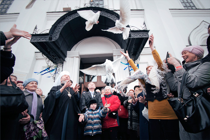 Выпуск в небо голубей после праздничной Литургии в Благовещенском соборе Казанского Кремля