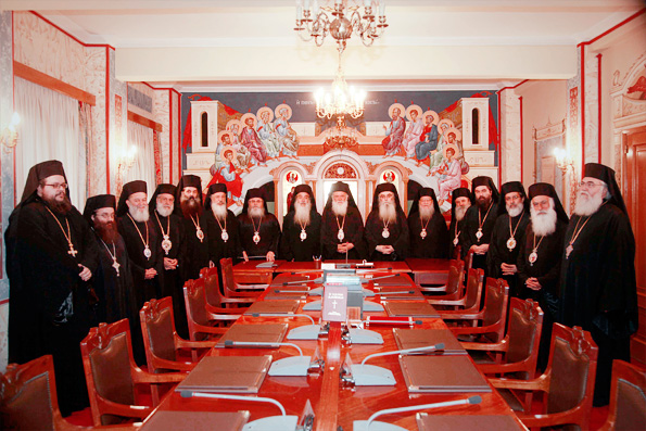 Синод Элладской Православной Церкви требует прекратить продажу обуви с изображением креста