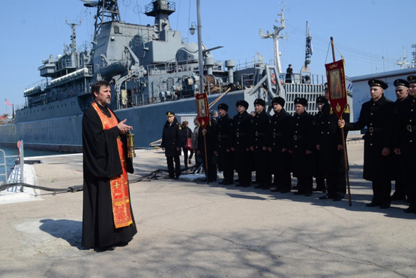 На боевые корабли и в штаб Черноморского флота доставлен Благодатный огонь