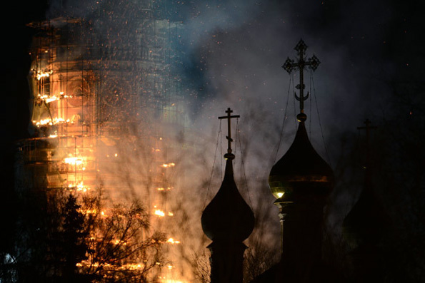 Причиной пожара в Новодевичьем монастыре мог стать небесный фонарик