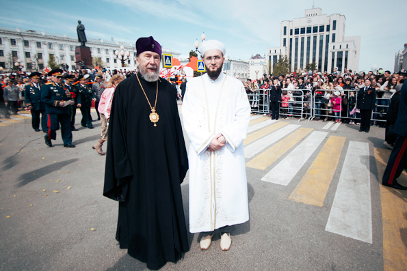 Митрополит Анастасий принял участие в Параде в честь 70-летия Победы в Казани
