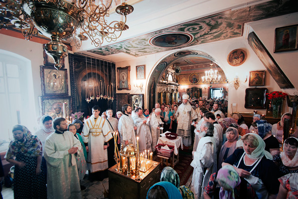Митрополит Анастасий возглавил заупокойную молитву в храме Ярославских чудотворцев