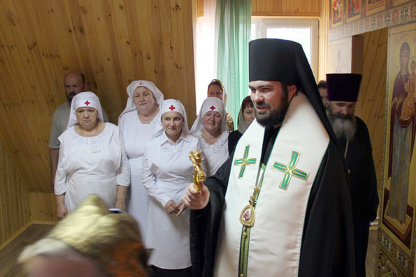 Епископ Мефодий освятил больничный храм в Альметьевске