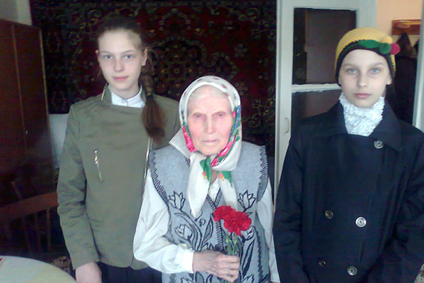 Учащиеся воскресной школы Кафедрального собора Альметьевска поздравили ветеранов Великой Отечественной войны
