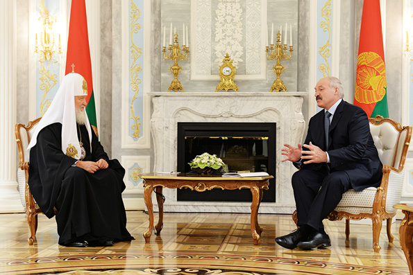 Лукашенко пообещал Патриарху Кириллу сделать все для прекращения войны на Украине