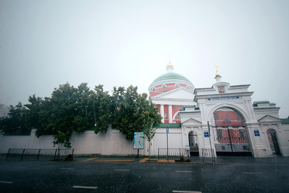 Казанско-Богородицкий монастырь под дождем