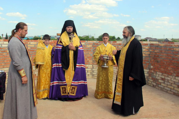 Епископ Мефодий совершил закладку храма в поселке Карабаш