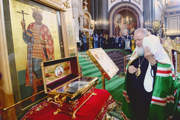 Патриарх Кирилл у раки с мощами благоверного князя Владимира