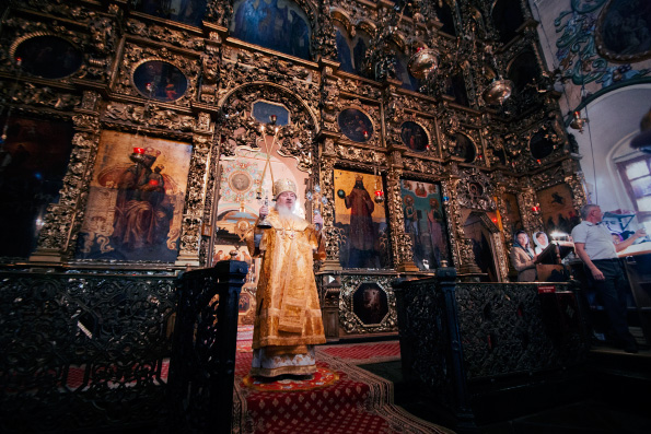 Митрополит Феофан совершил воскресное богослужение в Петропавловском соборе