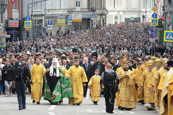Патриарший крестный ход в центре Москвы растянулся на несколько километров