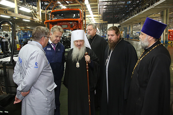 Глава Татарстанской митрополии посетил Камский автомобильный завод