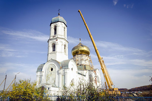 Епископ Мефодий освятил купол и накупольный крест Знаменского храма села Новая Михайловка