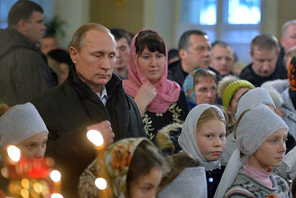 Путин на Рождество Христово побывал на богослужениив сельском храме, где были крещены его родители