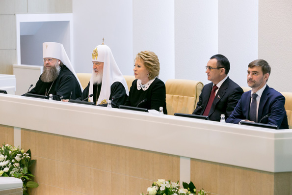 Патриарх Кирилл призвал полностью исключить рекламу алкоголя в СМИ
