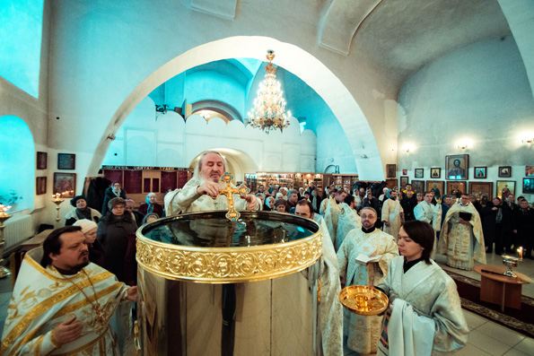 В канун праздника Крещения Господня митрополит Феофан возглавил Литургию в Богоявленском соборе Казани