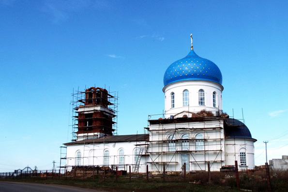 На территории храма Живоначальной Троицы села Новотроицкое прошел субботник