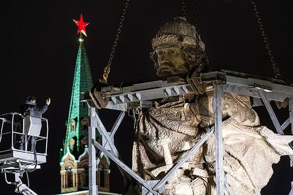 Памятник князю Владимиру у Московуского Кремля полностью смонтирован