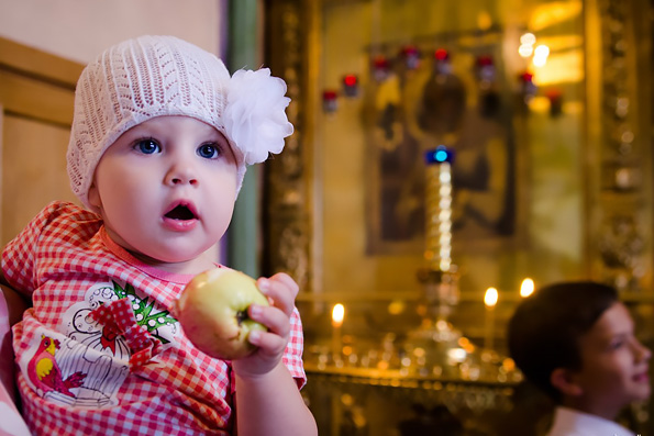 Святитель Тихон Задонский: «Бог привлекает нас к Себе, как добрый отец привлекает малыша яблоком»
