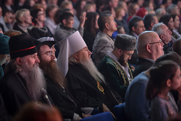 В День народного единства митрополит Феофан посетил гала-концерт «Наш дом — Татарстан»