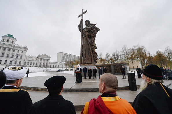 Патриарх Кирилл освятил памятник благоверному князю Владимиру