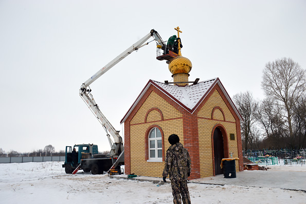 В селе Чирпы воздвигли купол на новопостроенную часовню